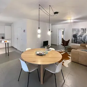 With Free Covered Parking - Center Apartamento